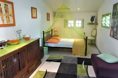 Image de Bungalow dans un grand jardin tropical