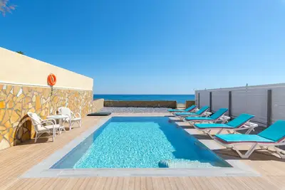 Image de villa avec piscine en bord de mer