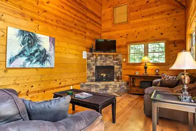 Image de 2br Red River Gorge 'Mane Stay Cabin' avec bain à remous!