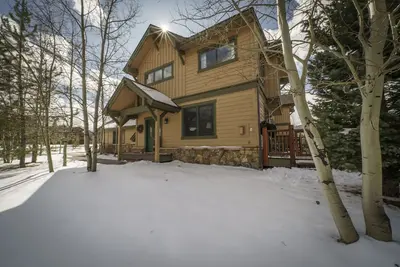 Image de Location PRÊT Le 11/27! Linden Lane avec bain à remous, patio et navette de ski gratuite!