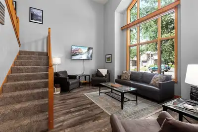 Image de Promotions du nouveau propriétaire! ! ! Maison de ville parfaitement située entre le centre-ville, la station de ski et le lac Whitefish! ! !