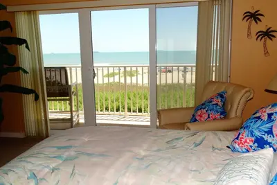 Image de Direct Oceanfront 201 Boardwalk! À côté de noix de coco sur la plage!