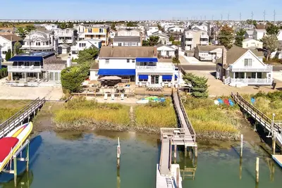 Image de Profitez de la vue sur la baie! Bayfront home, un porche ombragé 2 aires d'amarrage pour les bateaux, une salle de jeu pour regarder la télévision, une courte balade à vélo ou à pied du quartier des affaires d'Avalon pour des glaces, des restaurants, . .