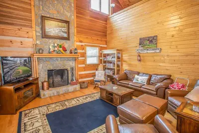 Image de Cabine rustique 3br Mtn Ă Boone, vues, bain Ă remous, terrasse spacieuse, suite King, table de billard