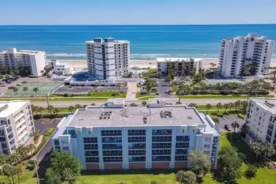 Image de Superbe condo 2/2 avec vue imprenable sur l'océan de l'autre côté de la rue. Ow1-505