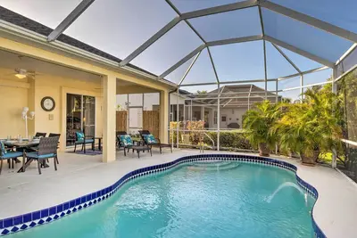 Image de Nouveau! Port Charlotte Home sur Canal w / Lanai & Pool!