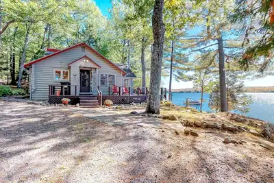 Image de Chalet Lakefront w / belle vue, terrasse meublée et ambiance chaleureuse