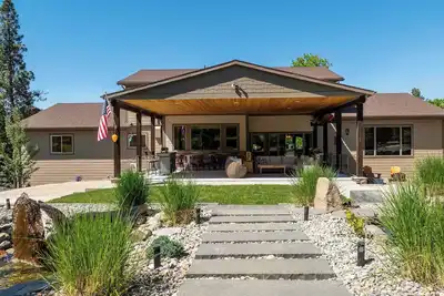 Image de Elk Country Lodge | Immense maison avec grands champs, cascade et faune