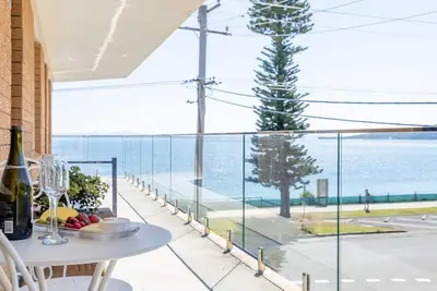 Image de 5 'Shoal Towers', 11 Shoal Bay Rd - emplacement fantastique avec vue sur l'eau