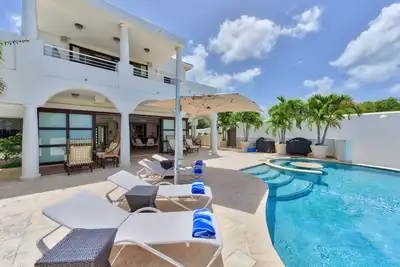Image de Villa en bord de mer, jacuzzi et acc��s à la plage privée Cupecoy Beach