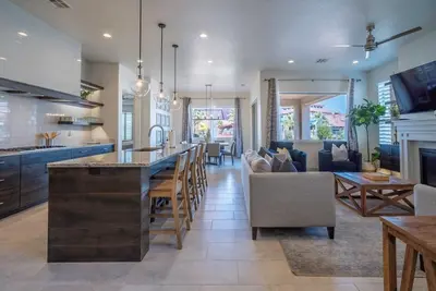 Image de Impeccable, magnifique maison neuve avec 5 chambres et 5 salles de bains. Une vue imprenable!