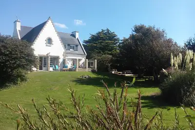 Image de Vue sur mer, plages, dunes et port de Trévignon à pied, grand jardin arboré clos