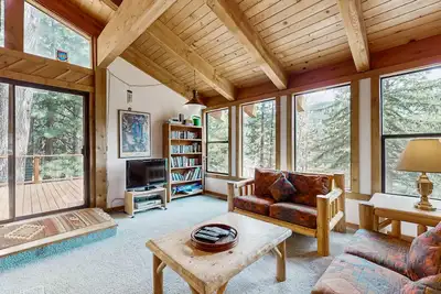 Image de Cabine familiale confortable et spacieuse avec vue sur le lac et la montagne!