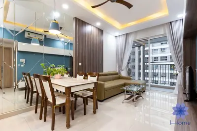 2BRs Apt avec grand balcon, vue de vol, gymnase gratuit et piscine.