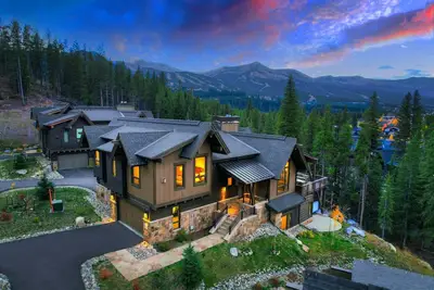 Image de Location PRÊT Le 12/19! Nouvelle construction avec bain à remous, patios et sur la rivière bleue!