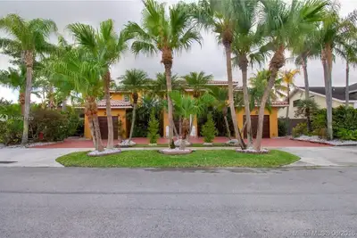 Image de Maison De Miami Avec Une Sensation Tropicale ***