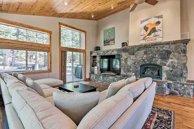 Image de Nouveau! Maison moderne avec bain à remous - 3. 2Mi du lac Donner