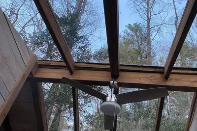 Image de The Moon and You-\nUnique creek side off grid 1-bedroom cabin with glass roof