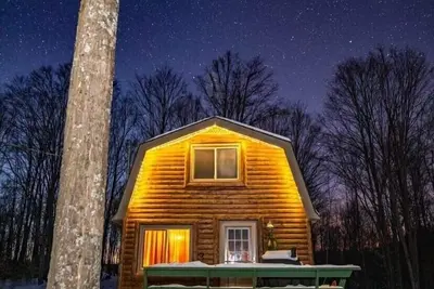 Image de Bonfire Holler Cabin dans les bois