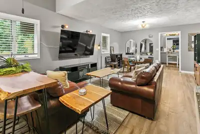 Image de Grande maison, située au centre, à quelques minutes de tout. 19-22 personnes confortablement