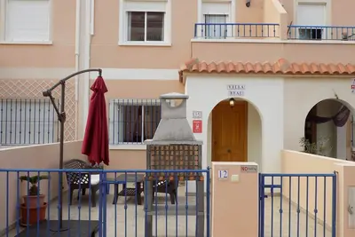 Maison de ville à deux lits et deux salles de bain avec vue sur la mer, Tv, Wifi, solarium
