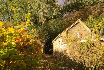 Image de Une maison de jardinier nichée dans le coin d'une ancienne maison de campagne.