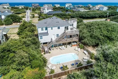 Image de Château sur un nuage | 450 pieds de la plage | Piscine privée, bain à remous
