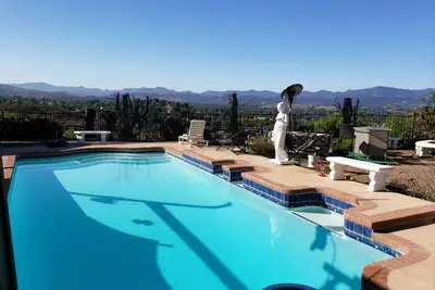 Image de Vue sur la ville spectaculaire avec piscine chauffée et jacuzzi
