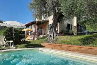 Maison de campagne toscane typique située sur les collines