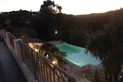 Luxueuse Villa 6 ch + 4 Sdb + magnifique piscine a debordement, a 10' de la mer