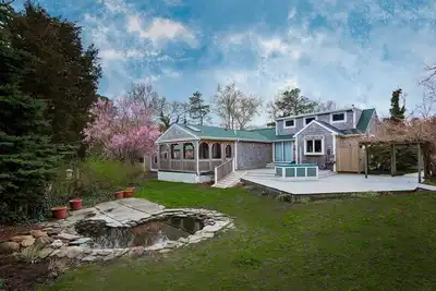 Image de Maison sur l'étang de Koi - Brewster