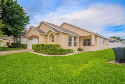 Image de Belle et spacieuse maison privée avec piscine et spa située très près de Disney