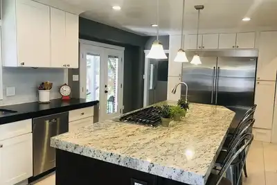 Image de Maison spacieuse de 4 chambres et 3 salles de bain avec grand patio extérieur. Super endroit!