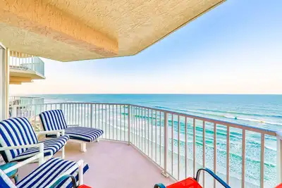 Image de Condo en bord de mer w / de belles vues, piscine partagée, tennis, salle de gym et accès à la plage