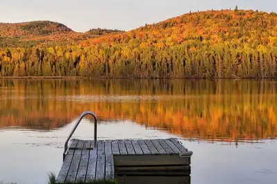 Image de Chaleureux Chalet bord d'un lac. Foyer au bois et vue extraordinaire