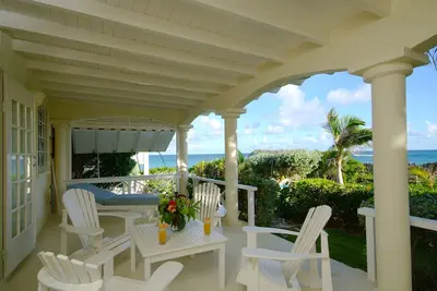 Image de Beachfront 2 chambres Apt. Non. 3 à droite la plage de sable blanc de Silver Sands