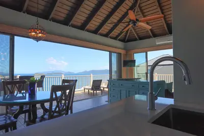 Vous venez de trouver votre maison de vacances avec une vue imprenable! Bienvenue chez Deja Blue!