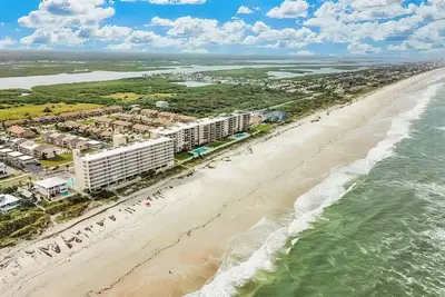 Image de Magnifiquement rénové condo front de mer w \/ une piscine partagée et vue sur la plage