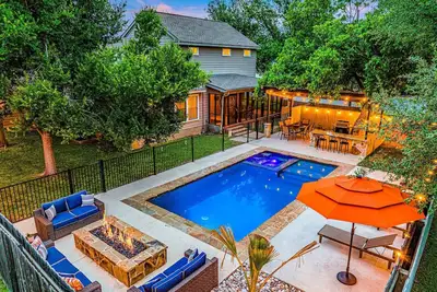 Image de 5 chambres | 4. 5 Bath | Piscine, bain à remous et foyer extérieur | 2 blocs de la principale