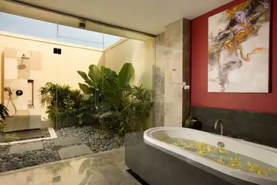 Image de 3 chambres avec piscine privée + petit déjeuner près de la plage de Sanur