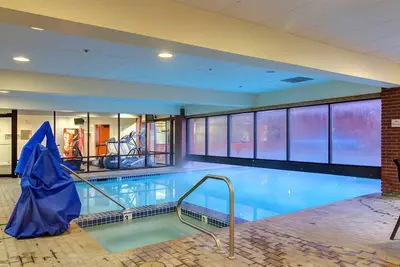 Image de Nouvelle Liste! Condo confortable près du ski, w / spa partagé, piscine, salle de gym, saunas