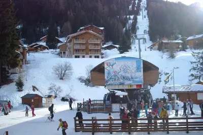 Image de Studio 4 personnes au pied des pistes et du télécabine