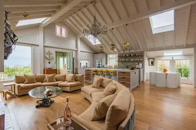 Une maison de vacances de luxe au bord de l’eau située au bord de la mer, avec une capacité de 11 personnes sur la plage