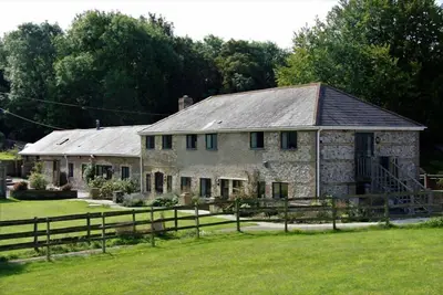 Une magnifique et luxueuse grande maison familiale pouvant accueillir 12 personnes avec un grand jardin et une piscine