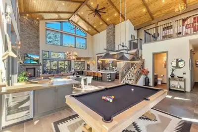 Image de Big Sky: un chef-d'œuvre moderne et personnalisé en harmonie avec la nature! Jacuzzi! Table de billard! Foyer! 2 maîtres!