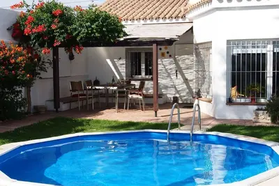 Image de Maison de bien-être près de la plage avec piscine privée et beau jardin, détente parfaite