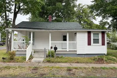 Image de Updated home 2 blocks from water in Colonial Beach-come visit Driftwood Cottage!
