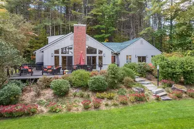Image de Exquise quatre chambres, trois salles de bain maison unifamiliale. Proche du Quechee Club et des commodités.
