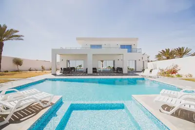Image de Villa Spacieuse avec piscine et jardin 100% sans vis Ă vis