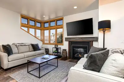Image de Walk To Town Lift - Condo rénové de la vieille ville 3 Bdrm - pour 6 personnes
